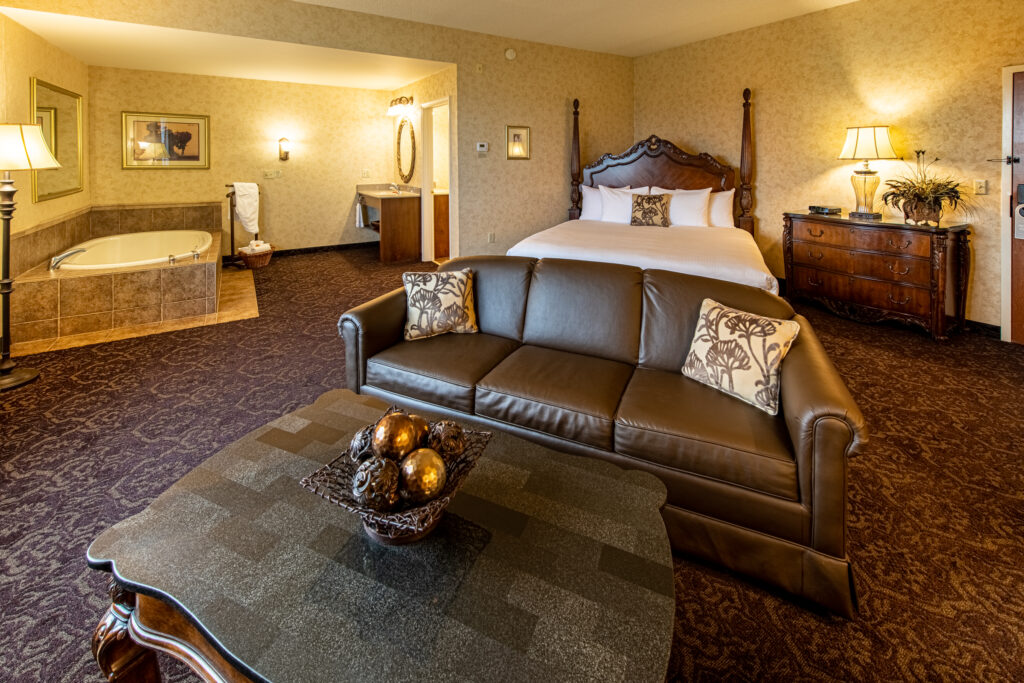 Studio Suite room with a hot tub at AmishView Inn & Suites