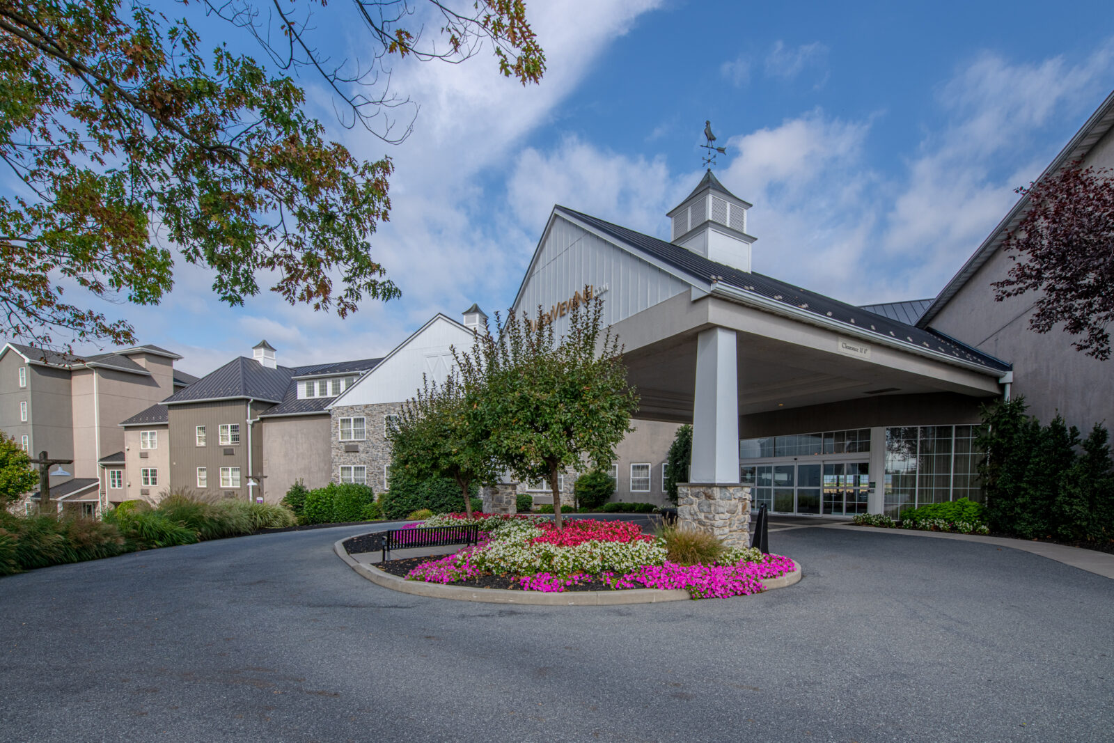 AmishView Inn & Suites entrance and car port